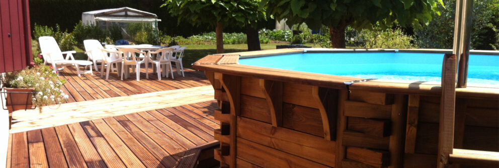 Espace convivial, belle terrasse en bois et piscine en bois | Idée Bois Construction