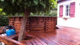 Belle piscine en bois et terrasse en bois