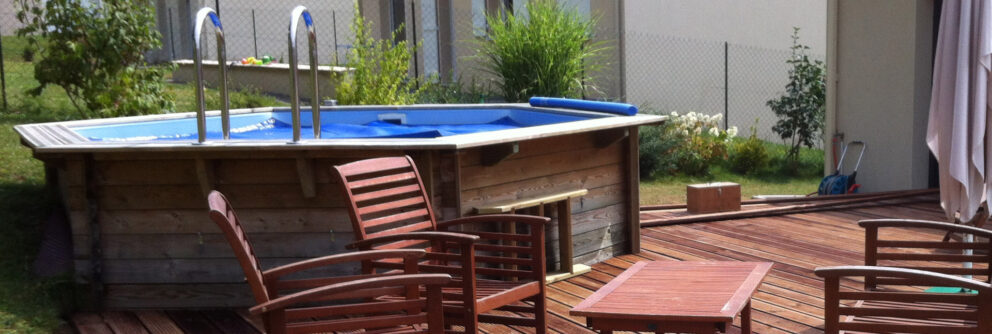 Espace détente avec cette piscine en bois et la terrasse en bois | Idée Bois Construction