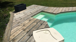 Contour en bois de piscine