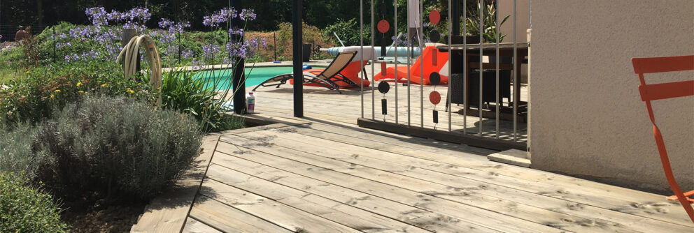Terrasse en bois et plage de piscine en bois, un espace détente idéal | Idée Bois Construction