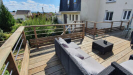 Terrasse en bois à l'étage, garde corps et escalier